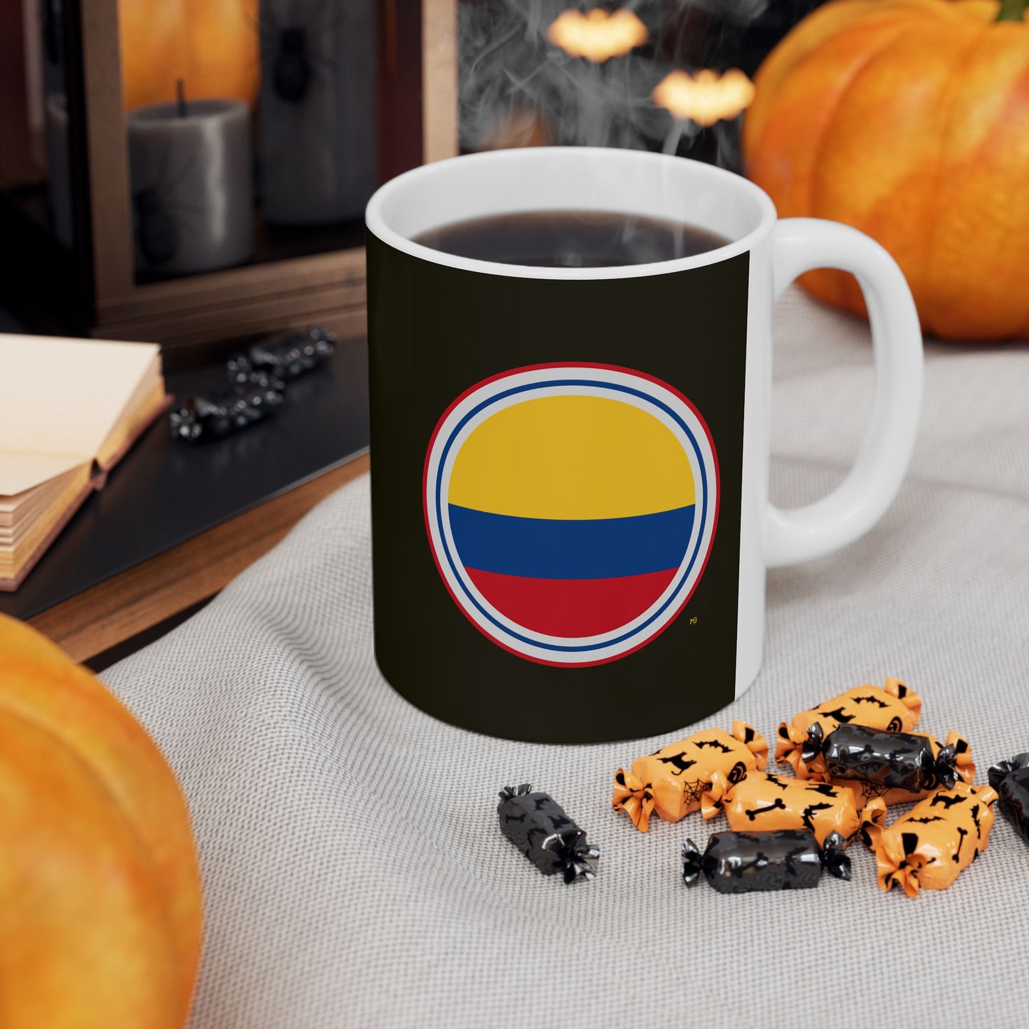 Taza de café negra con la insignia de Colombia