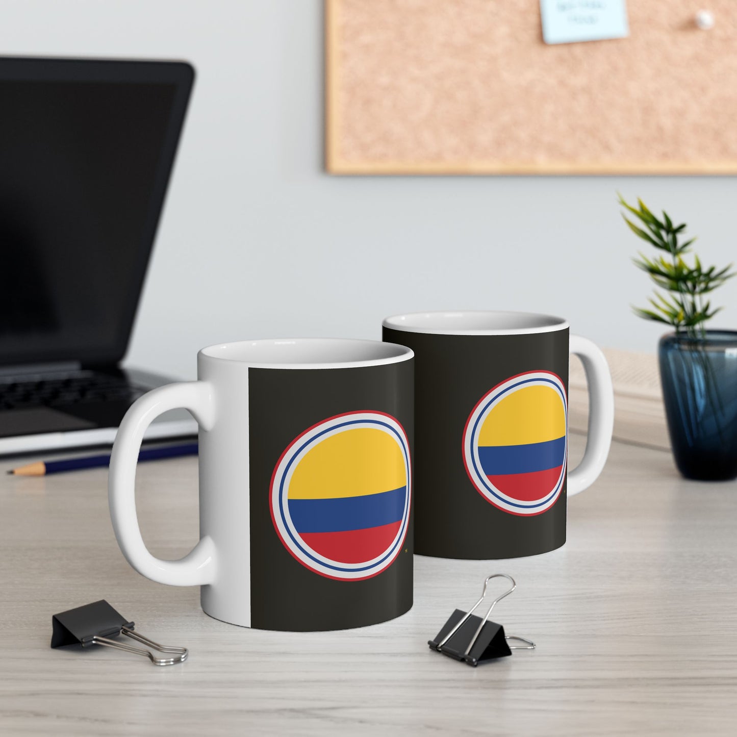 Taza de café negra con la insignia de Colombia
