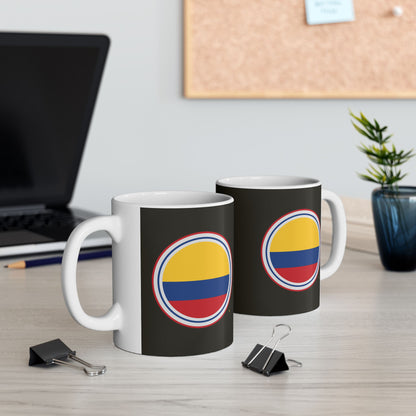 Taza de café negra con la insignia de Colombia