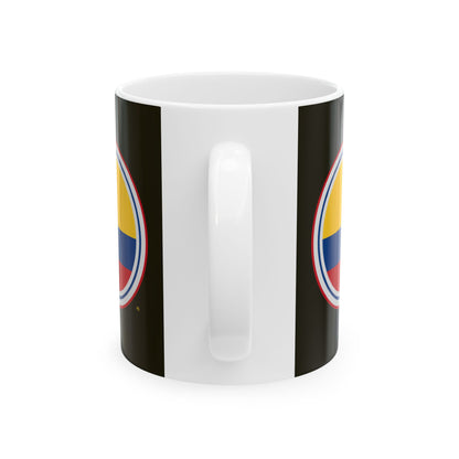 Taza de café negra con la insignia de Colombia