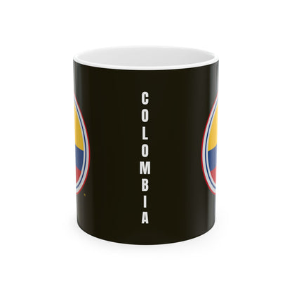 Taza de café negra con la insignia de Colombia