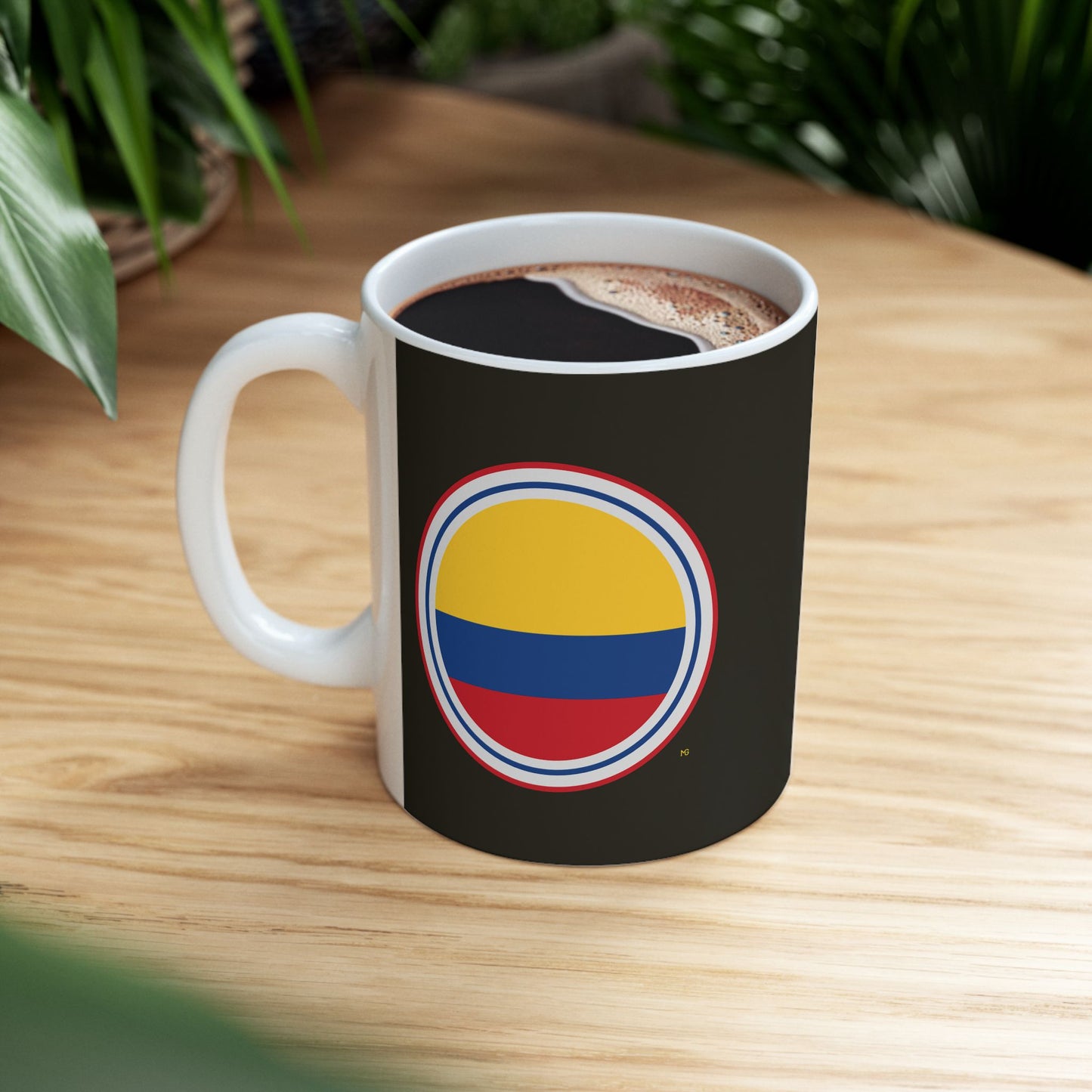 Taza de café negra con la insignia de Colombia