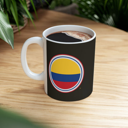 Taza de café negra con la insignia de Colombia
