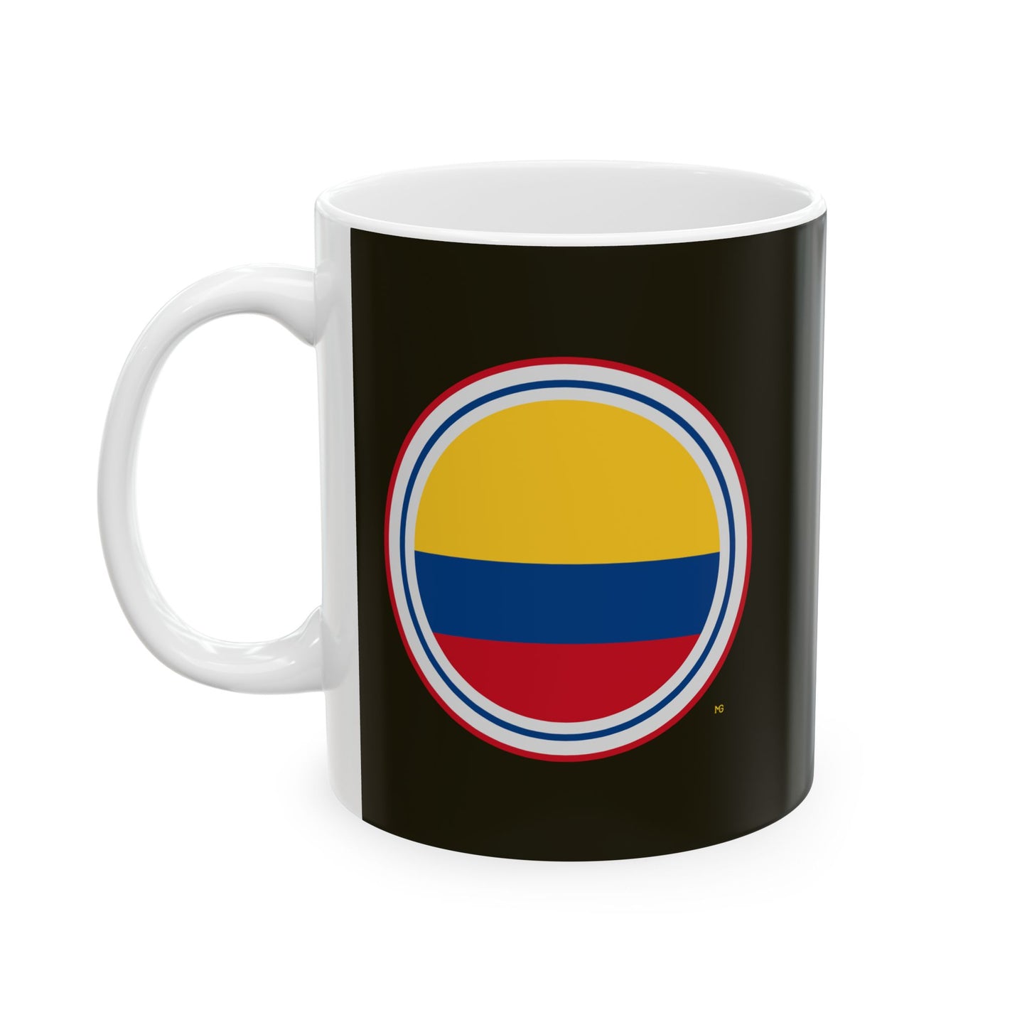 Taza de café negra con la insignia de Colombia