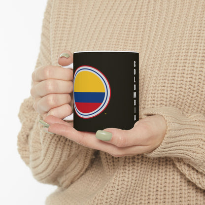 Taza de café negra con la insignia de Colombia