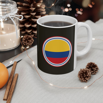 Taza de café negra con la insignia de Colombia